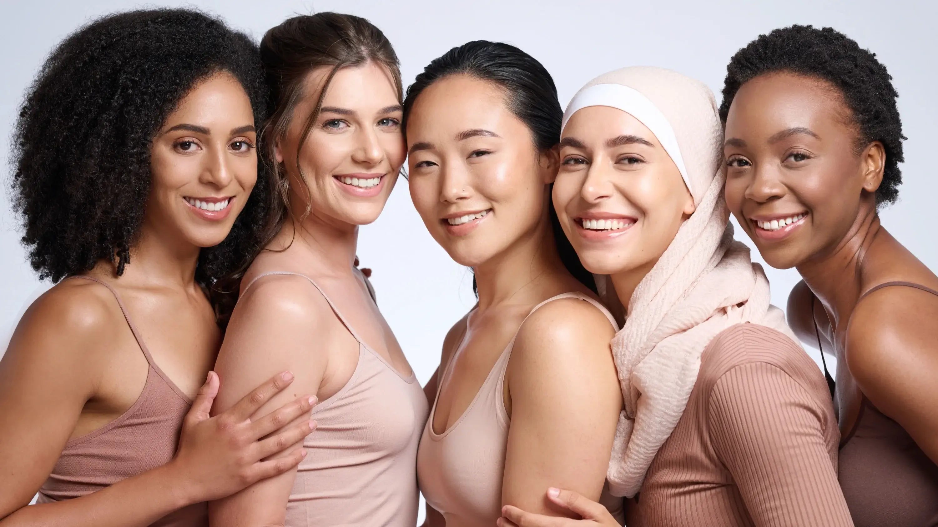 Femmes souriantes habillées en nude